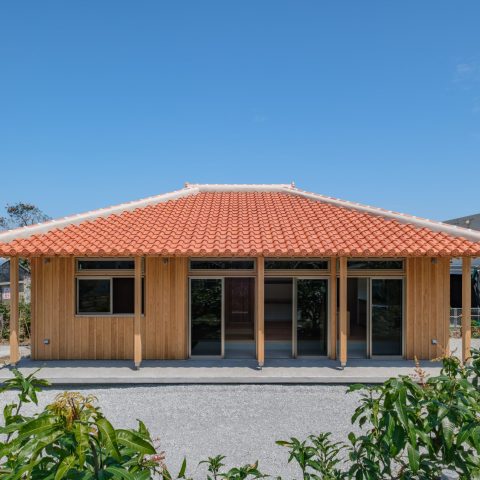 畑の中の小さな赤瓦の家